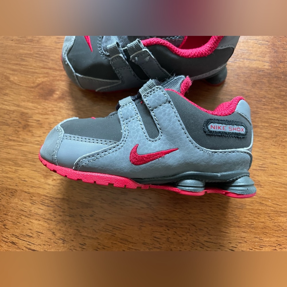 Nike Shox toddler shoe 5.5C black and red